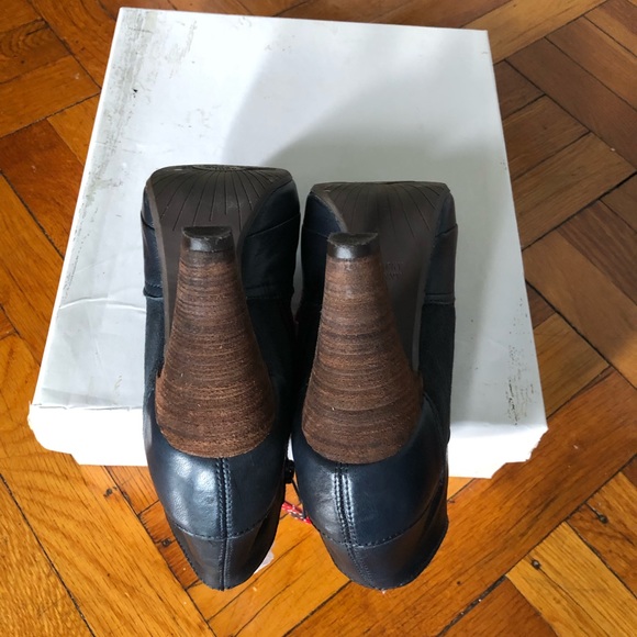 Anthropologie Lucky Penny Navy Leather Red Laces Heeled Booties - Picture 8 of 15